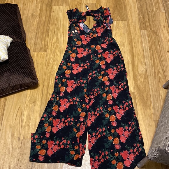 Tracy Reese size Med jumpsuit; cutout in back; earring inc for FREE - Picture 5 of 5